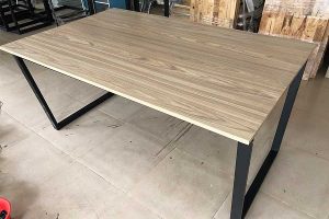 thanh-ly-ban-hop-chan-sat-gia-re-300x200 Cách chọn mua bàn họp văn phòng 10 - 12 người  