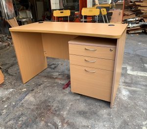 ban-lam-viec-cu-1m2-cabin-vang-750k-300x265 Những mẫu bàn làm việc 1m2 cũ dành cho văn phòng nhỏ  