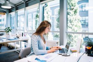 lam-viec-vp-co-cua-so-300x200 Lý Do Nên Chọn Văn Phòng Làm Việc Có Cửa Sổ  