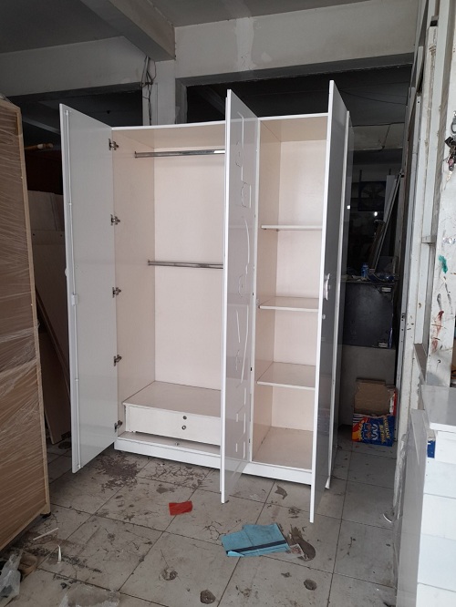 z2346314509957_90838b4f91762f7af6d4fa338f431064 Thanh lý tủ quần áo 3 cánh 1m4x2m trắng cũ  