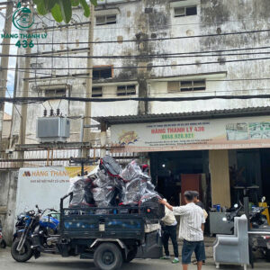 giao-hang-tai-Hang-Thanh-Ly-436-2-300x300 Hành Trình Giao Hàng Sôi Động: Mỗi Đơn Hàng, Một Niềm Vui  