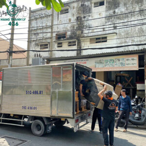 hinh-anh-giao-hang-tai-Hang-Thanh-Ly-436-10-300x300 Xe Hàng Tấp Nập Xuất Kho - Đáp Ứng Nhu Cầu Khách Hàng  