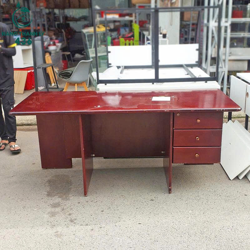 Khám Phá Kho Hàng Hơn 4000m² Đầy Ắp Đồ Văn Phòng Cũ Được Thu Về Mỗi Tuần ban-giam-doc-3 Khám Phá Kho Hàng Hơn 4000m² Đầy Ắp Đồ Văn Phòng Cũ Được Thu Về Mỗi Tuần
