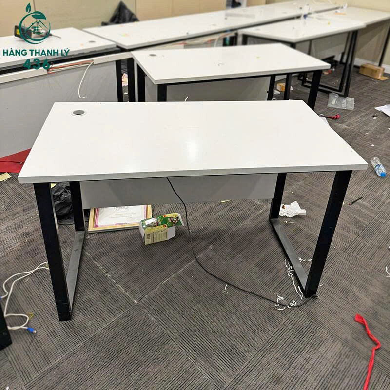 Khám Phá Kho Hàng Hơn 4000m² Đầy Ắp Đồ Văn Phòng Cũ Được Thu Về Mỗi Tuần ban-lam-viec-cu-2 Khám Phá Kho Hàng Hơn 4000m² Đầy Ắp Đồ Văn Phòng Cũ Được Thu Về Mỗi Tuần