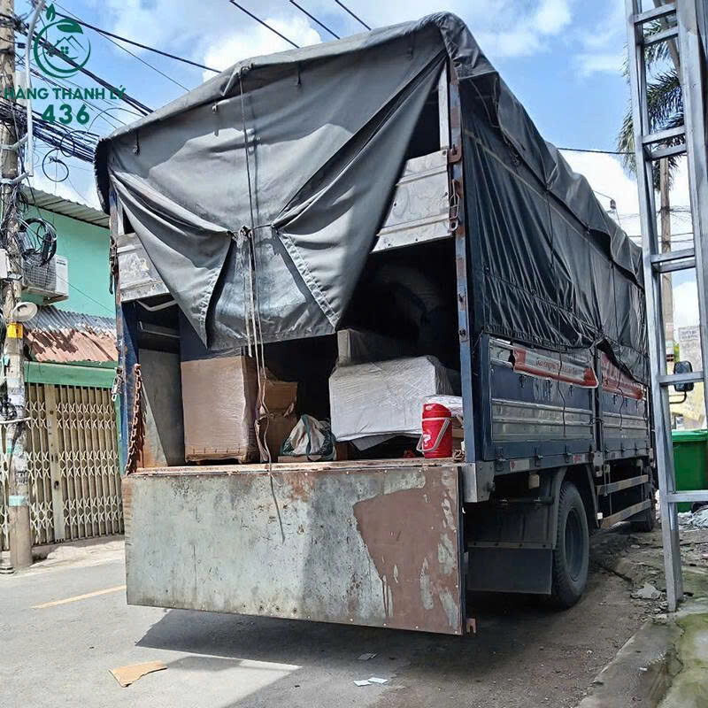 Khám Phá Kho Hàng Hơn 4000m² Đầy Ắp Đồ Văn Phòng Cũ Được Thu Về Mỗi Tuần xe-hang-thu-mua Khám Phá Kho Hàng Hơn 4000m² Đầy Ắp Đồ Văn Phòng Cũ Được Thu Về Mỗi Tuần