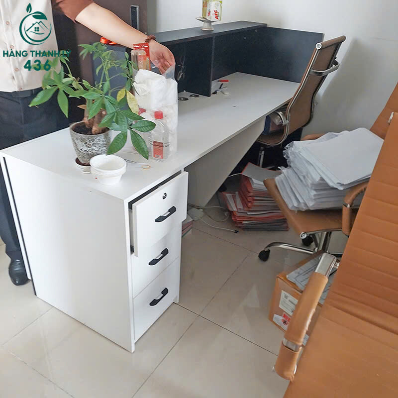 Quầy Lễ Tân Cũ Màu Trắng Đen Thiết Kế Gọn Gàng, Lịch Sự ban-lam-viec-1-12 Quầy Lễ Tân Cũ Màu Trắng Đen Thiết Kế Gọn Gàng, Lịch Sự