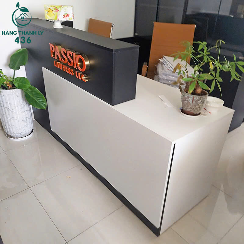 Quầy Lễ Tân Cũ Màu Trắng Đen Thiết Kế Gọn Gàng, Lịch Sự ban-lam-viec-2-7 Quầy Lễ Tân Cũ Màu Trắng Đen Thiết Kế Gọn Gàng, Lịch Sự