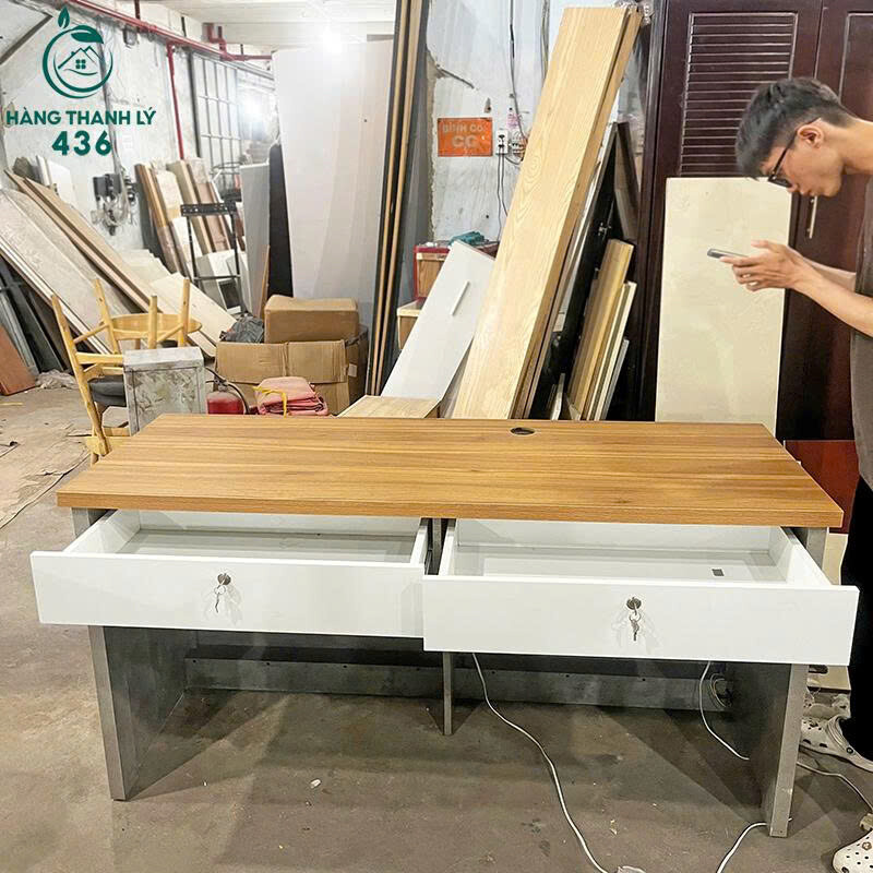 Bàn Quầy Cũ Mặt Gỗ Chắc Chắn Màu Xám ban-quay Bàn Quầy Cũ Mặt Gỗ Chắc Chắn Màu Xám