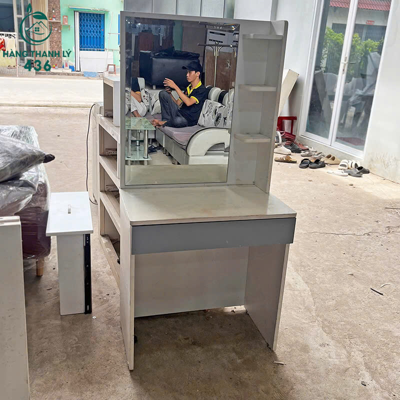 Bàn Trang Điểm Cũ Gỗ Công Nghiệp Kèm Gương Lớn   ban-trang-diem-1-3 Bàn Trang Điểm Cũ Gỗ Công Nghiệp Kèm Gương Lớn