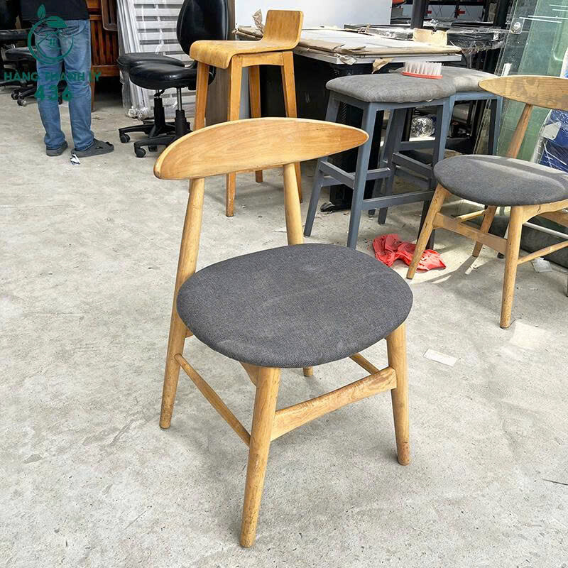 Ghế Cafe Cũ Nệm Vải Màu Xám Khung Gỗ Bền Đẹp ghe-cf-1-3 Ghế Cafe Cũ Nệm Vải Màu Xám Khung Gỗ Bền Đẹp