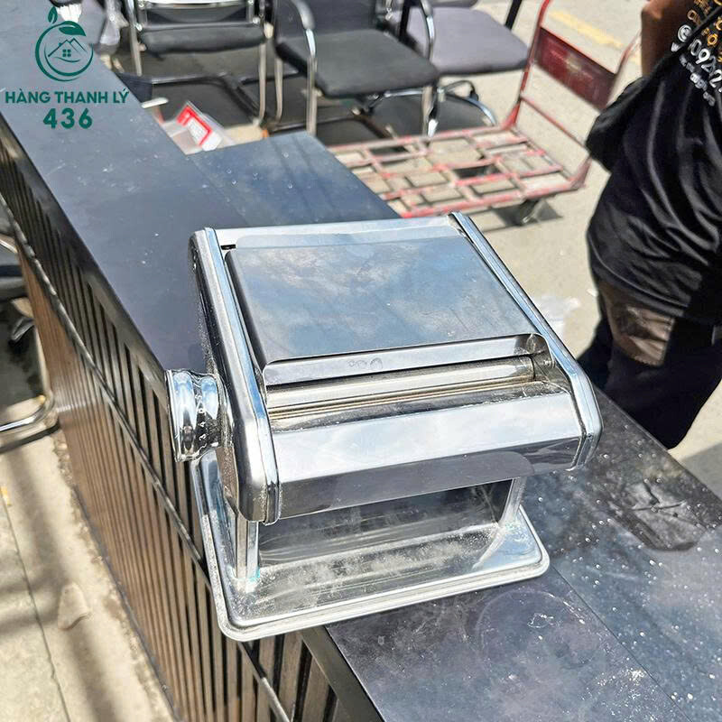 Máy Cán Mì Cũ Chất Liệu Inox Sáng Bóng Nhỏ Gọn   may-lam-mi-1 Máy Cán Mì Cũ Chất Liệu Inox Sáng Bóng Nhỏ Gọn
