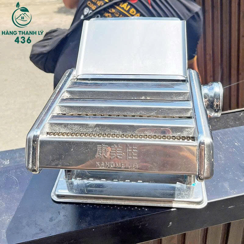 Máy Cán Mì Cũ Chất Liệu Inox Sáng Bóng Nhỏ Gọn   may-lam-mi-2 Máy Cán Mì Cũ Chất Liệu Inox Sáng Bóng Nhỏ Gọn