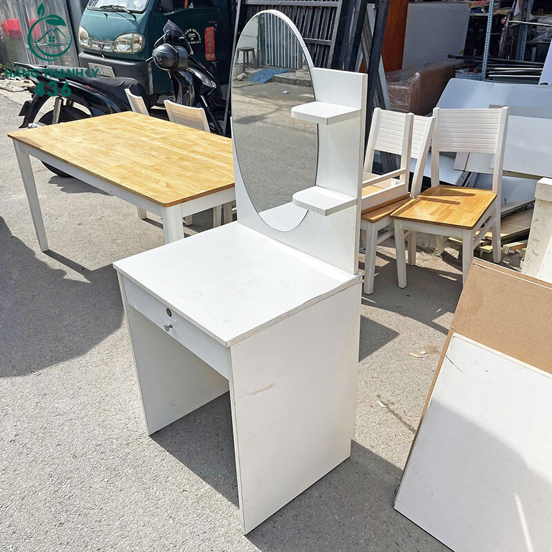 Bàn Trang Điểm Cũ Có Gương Lớn Kiểu Dáng Hiện Đại   z6983081652044_e1d5a1ed5080da937de8dcc83e867f30-copy Bàn Trang Điểm Cũ Có Gương Lớn Kiểu Dáng Hiện Đại