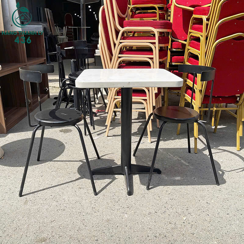 z7013865636778_185f1677b66e77c60062e4871cb92be9 Ghế Cafe Sắt Cũ Màu Đen Kiểu Dáng Đơn Giản Tựa Lưng Cong  