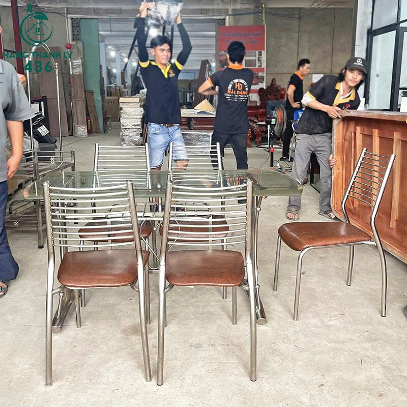 z7055585807727_74d66e0b24d33ffe9a58c6c968ac49c6 Bộ Bàn Ăn Inox Mặt Kính Ghế Đệm Bọc Da Màu Nâu Cũ  