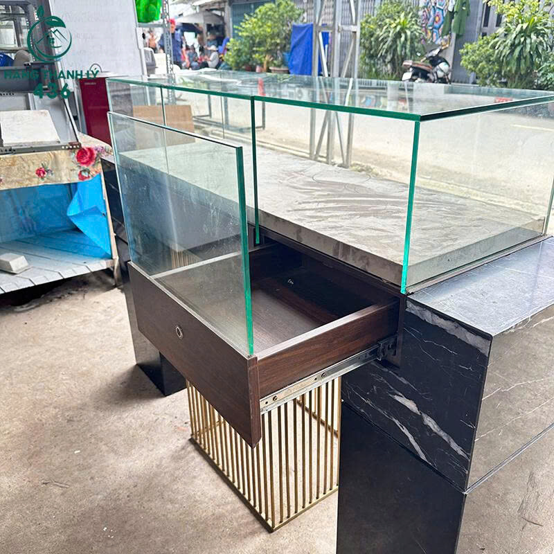 z7101178538988_c12095a233065262377a82347f8bd5d8 Quầy Trưng Bày Cũ 1M2x1M6 Tủ Kính Kết Hợp Đá Hoa Cương  