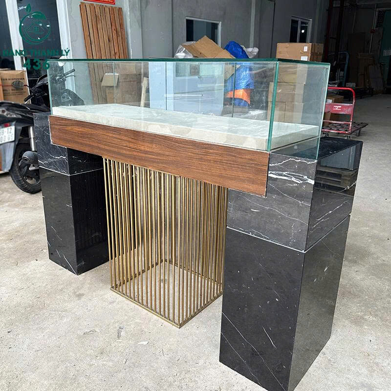 z7101178643263_68c4d4500411a3bf8d4a48728a39f26b Quầy Trưng Bày Cũ 1M2x1M6 Tủ Kính Kết Hợp Đá Hoa Cương  