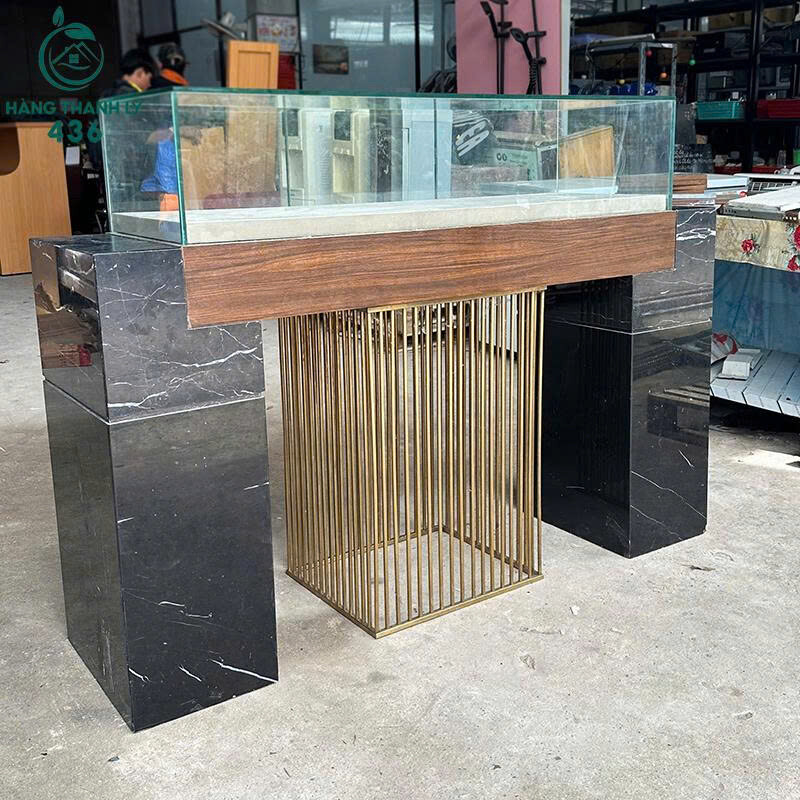 z7101178664525_b6c3a9789c478056423977f40bd3b929 Quầy Trưng Bày Cũ 1M2x1M6 Tủ Kính Kết Hợp Đá Hoa Cương  