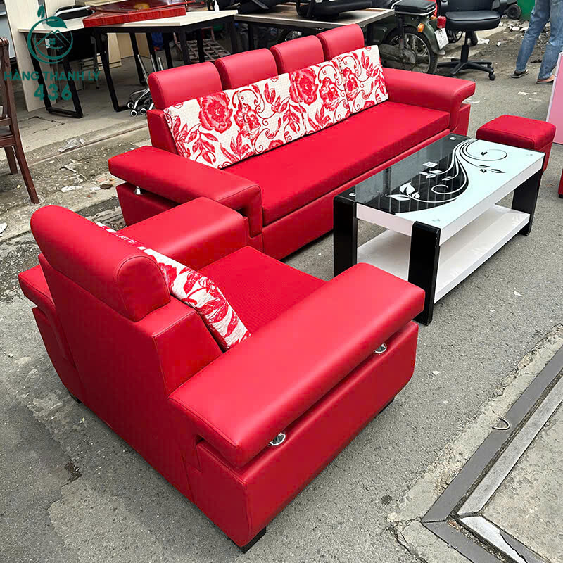 Bộ Sofa Bọc Da Cũ Màu Đỏ Kèm Gối Vuông Họa Tiết Hoa Hồng   z7153532225199_eb7e9a89b0fcc2c2b6f428f155f37256 Bộ Sofa Bọc Da Cũ Màu Đỏ Kèm Gối Vuông Họa Tiết Hoa Hồng