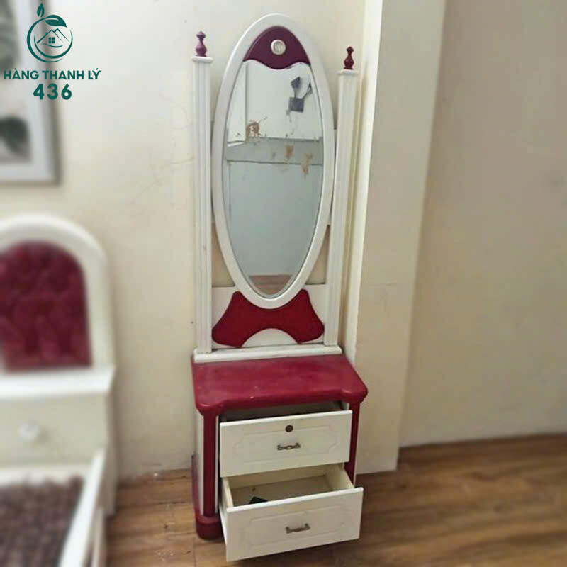 Bàn Trang Điểm Màu Đỏ Trắng Cũ 2 Hộc Kéo Kèm Gương Toàn Thân   z7154043909316_6fb9b4536155cd8ac0c4752e19352f6e Bàn Trang Điểm Màu Đỏ Trắng Cũ 2 Hộc Kéo Kèm Gương Toàn Thân