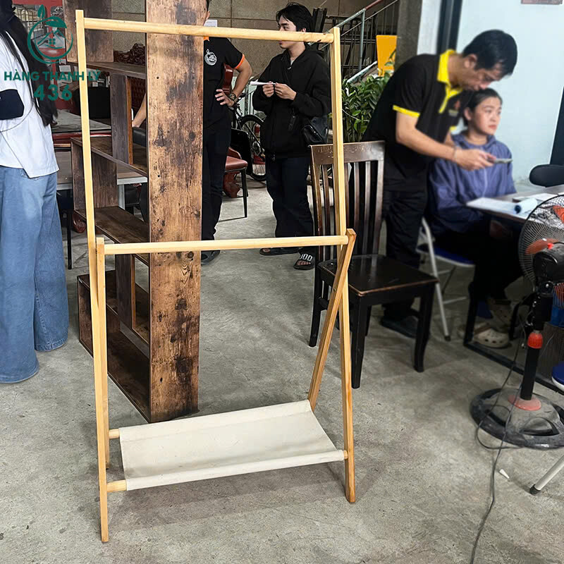 Kệ Treo Quần Áo Gỗ Kiểu Chữ A Có Kệ Vải Thiết Kế Đơn Giản Cũ   z7160806704135_55fa546cd2fa54ce1b179765fc2602ce Kệ Treo Quần Áo Gỗ Kiểu Chữ A Có Kệ Vải Thiết Kế Đơn Giản Cũ