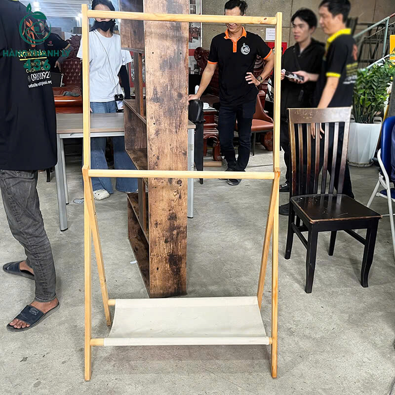 Kệ Treo Quần Áo Gỗ Kiểu Chữ A Có Kệ Vải Thiết Kế Đơn Giản Cũ   z7160806799462_96b6ff1495828227524f2b9cb55d97cf Kệ Treo Quần Áo Gỗ Kiểu Chữ A Có Kệ Vải Thiết Kế Đơn Giản Cũ