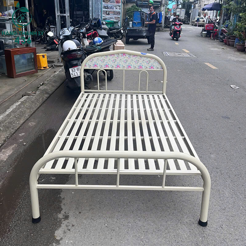 Giường Sắt Cũ 2Mx1M15 Màu Kem Họa Tiết Hoa Văn Nhẹ Nhàng   z7167353056717_9237d2c0a2e74e83563e5fd6c7c713a9 Giường Sắt Cũ 2Mx1M15 Màu Kem Họa Tiết Hoa Văn Nhẹ Nhàng