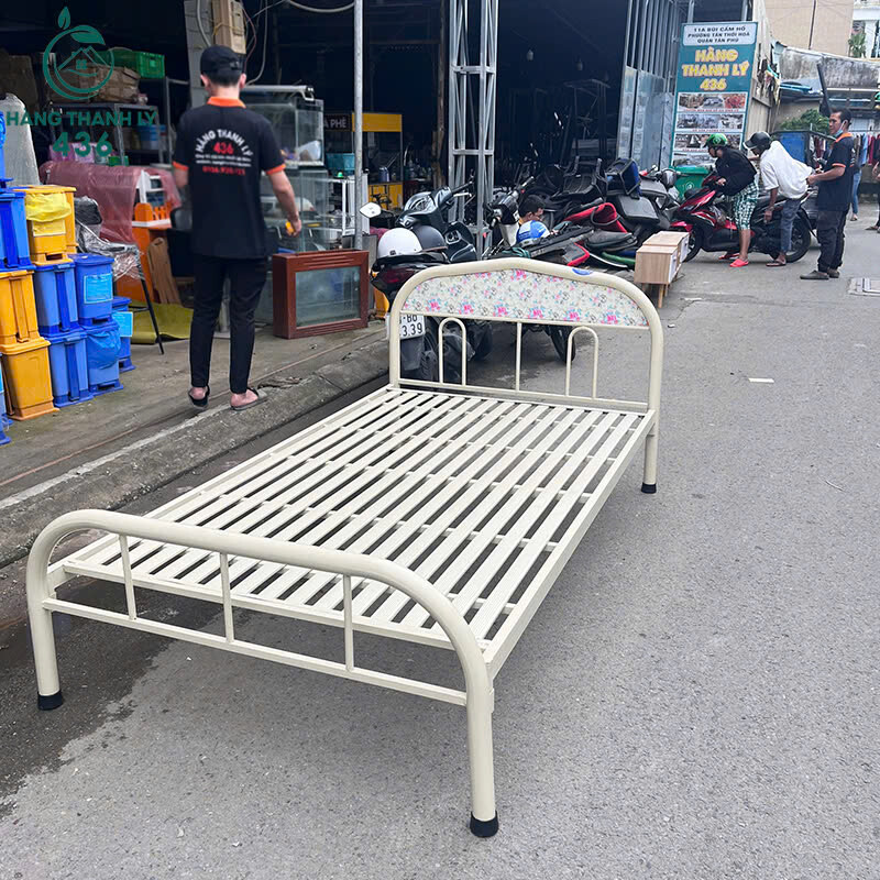 Giường Sắt Cũ 2Mx1M15 Màu Kem Họa Tiết Hoa Văn Nhẹ Nhàng   z7167353070172_2deffe5cb059a848264d2df83e0de4da Giường Sắt Cũ 2Mx1M15 Màu Kem Họa Tiết Hoa Văn Nhẹ Nhàng