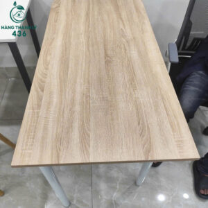 ban-lam-viec-cu-go-mau-nau-chan-kim-loai-thiet-ke-don-gian