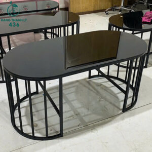 ban-sofa-kinh-den-cu-khung-sat-den-don-gian