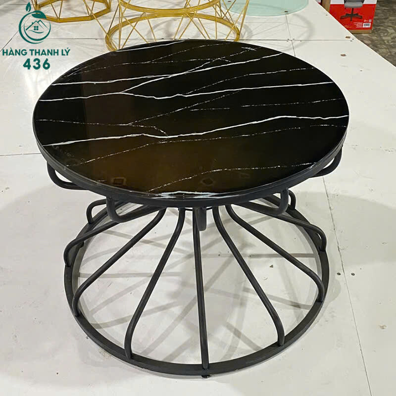 Bàn Sofa Cũ Mặt Kính Đen Hình Tròn Đế Sắt Uốn Nghệ Thuật ban-sofa-tron-kinh-den-cu-chan-sat-hien-dai-1 Bàn Sofa Cũ Mặt Kính Đen Hình Tròn Đế Sắt Uốn Nghệ Thuật