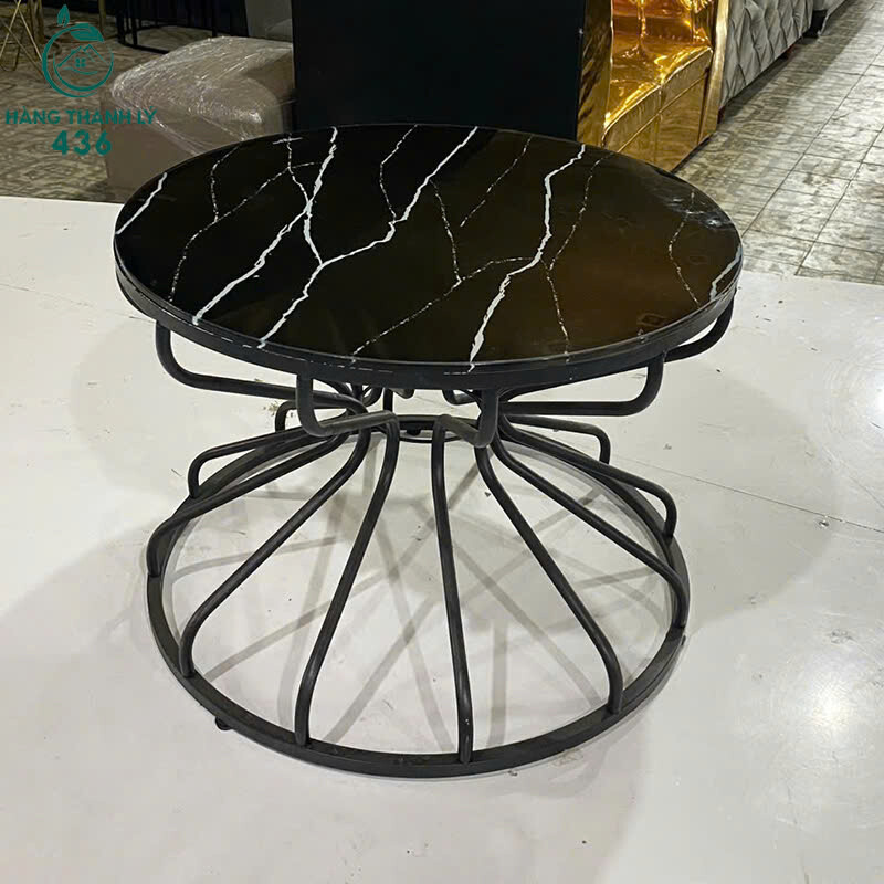 Bàn Sofa Cũ Mặt Kính Đen Hình Tròn Đế Sắt Uốn Nghệ Thuật ban-sofa-tron-kinh-den-cu-chan-sat-hien-dai-2 Bàn Sofa Cũ Mặt Kính Đen Hình Tròn Đế Sắt Uốn Nghệ Thuật