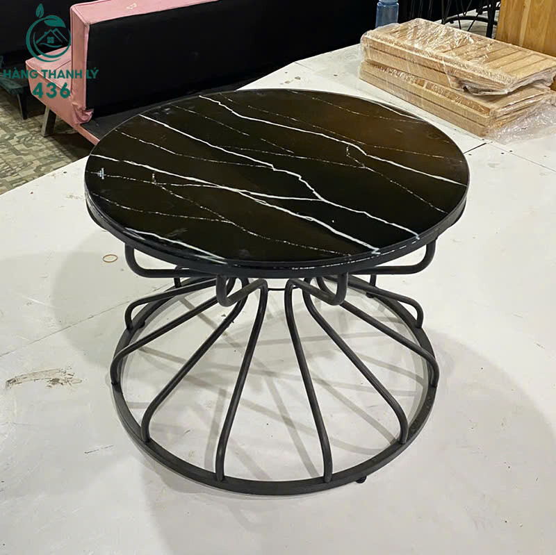 Bàn Sofa Cũ Mặt Kính Đen Hình Tròn Đế Sắt Uốn Nghệ Thuật ban-sofa-tron-kinh-den-cu-chan-sat-hien-dai-3 Bàn Sofa Cũ Mặt Kính Đen Hình Tròn Đế Sắt Uốn Nghệ Thuật
