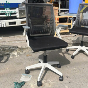 ghe-van-phong-cu-lung-luoi-mau-den-chan-xoay