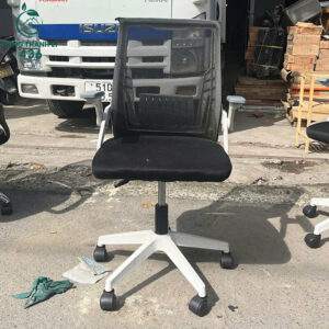 ghe-van-phong-cu-lung-luoi-mau-den-chan-xoay