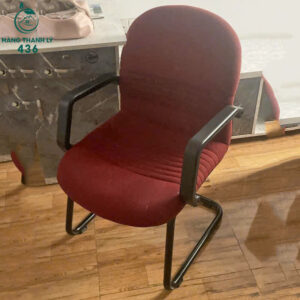 ghe-van-phong-cu-mau-do-boc-vai-co-tay-vin