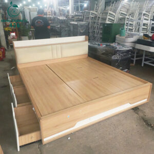 Giường Gỗ Cũ 1M8x2M Bọc Đệm Màu Kem