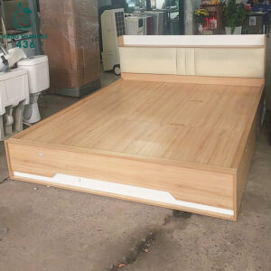 Giường Gỗ Cũ 1M8x2M Bọc Đệm Màu Kem