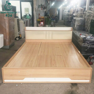 Giường Gỗ Cũ 1M8x2M Bọc Đệm Màu Kem