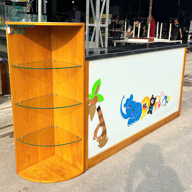 Quầy Lễ Tân Cũ 2Mx1M1 Màu Vàng Mặt Đá Kèm Kệ Trưng Bày quay-le-tan-cu-2mx1m1-mau-vang-mat-da-kem-ke-trung-bay-1 Quầy Lễ Tân Cũ 2Mx1M1 Màu Vàng Mặt Đá Kèm Kệ Trưng Bày