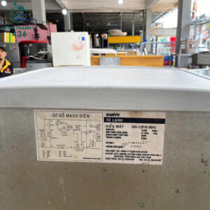 tu-lanh-cu-2-canh-sanyo-mau-xam-dong-co-manh-me