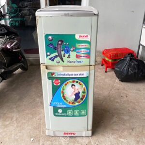 tu-lanh-cu-2-canh-sanyo-mau-xam-dong-co-manh-me