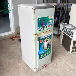 tu-lanh-cu-2-canh-sanyo-mau-xam-dong-co-manh-me