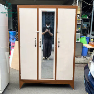 tu-quan-ao-cu-3-canh-mau-be-kem-guong-lon