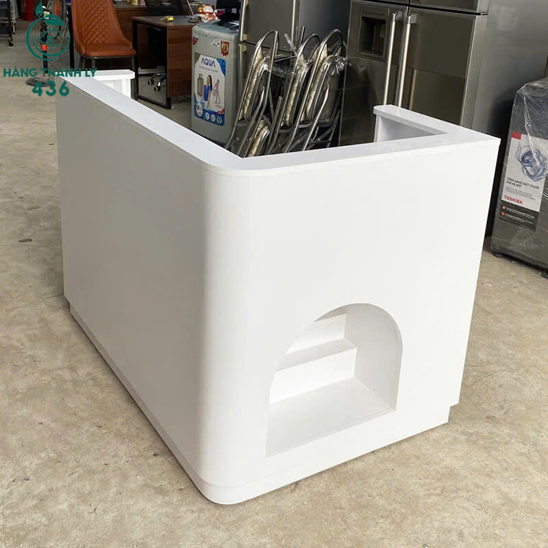 z7257363512749_2d89ebc343a8d6564c1ac849e33bd957 ban-lam-viec-cu-goc-mau-trang-co-ngan-keo-tien-dung