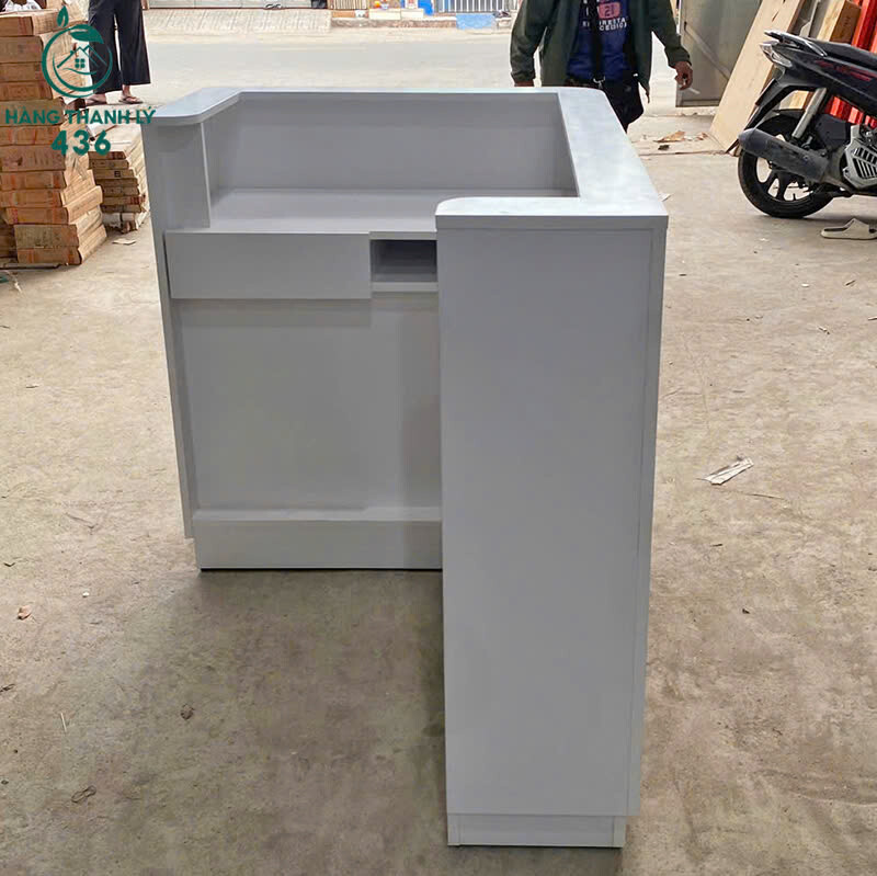 z7257363604376_2b6d1e46eefaf18d59e44f5588283af0 ban-lam-viec-cu-goc-mau-trang-co-ngan-keo-tien-dung