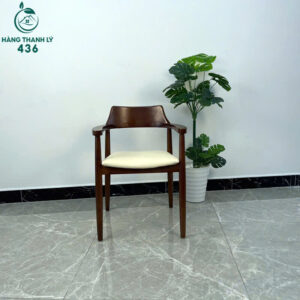 bo-ban-ghe-cafe-chat-lieu-go-chac-chan