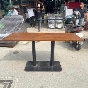 ban-cafe-cu-chan-sat-de-gang-mat-go