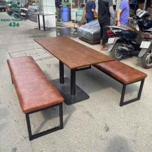 ban-cafe-cu-chan-sat-de-gang-mat-go