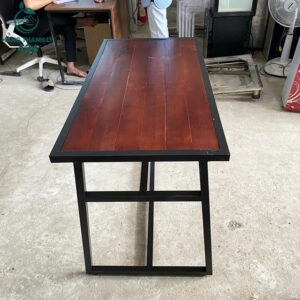 ban-go-cong-nghiep-chan-sat-cu-kieu-don-gian